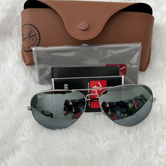 AVIATOR MIRROR
Frame: Silver
Lenses: Silver
Size: XXL
Included: Case - Picture 4 of 6